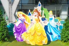 Принцессы Rapunzel, красавица, Золушка и Дисней Дисней рокируют за ими стоковое изображение Принцессы Rapunzel, красавица, Золушка и Дисней Дисней рокируют за ими стоковое изображение