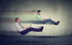 принципиальная схема голодает интернет 2 levitating бизнесмена на дороге используя Стоковые Фото принципиальная схема голодает интернет 2 levitating бизнесмена на дороге используя Стоковые Фото