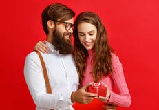 Принципиальная схема дня ` s Валентайн счастливые молодые пары с сердцем, цветки, подарок на красном цвете стоковая фотография Принципиальная схема дня ` s Валентайн счастливые молодые пары с сердцем, цветки, подарок на красном цвете стоковая фотография