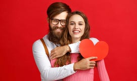Принципиальная схема дня ` s Валентайн счастливые молодые пары с сердцем, цветки, подарок на красном цвете стоковое изображение Принципиальная схема дня ` s Валентайн счастливые молодые пары с сердцем, цветки, подарок на красном цвете стоковое изображение