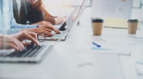 Принципиальная схема сыгранности Конференц-зал проектной группы дела работая на офисе горизонтально запачканная предпосылка стоковое фото rf Принципиальная схема сыгранности Конференц-зал проектной группы дела работая на офисе горизонтально запачканная предпосылка стоковое фото rf