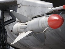 Приостанавливанное вооружение воздушных судн Космос под крылом военного самолета Видимые оружия Самолет готов для стоковые изображения rf Приостанавливанное вооружение воздушных судн Космос под крылом военного самолета Видимые оружия Самолет готов для стоковые изображения rf