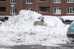 Припаркованный автомобиль под крышкой снега Предпосылка зимы паркуя стоковая фотография Припаркованный автомобиль под крышкой снега Предпосылка зимы паркуя стоковая фотография