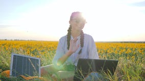 Природная энергия, счастливая молодая женщина прикладывая солнечные фотовольтайческие панели outdoors, женский в backlight с тетр сток-видео Природная энергия, счастливая молодая женщина прикладывая солнечные фотовольтайческие панели outdoors, женский в backlight с тетр сток-видео