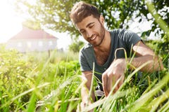 Природа и окружающая среда Молодая темнота сняла кожу с бородатого gardenist тратя время в саде около загородного дома Вырезывани стоковая фотография Природа и окружающая среда Молодая темнота сняла кожу с бородатого gardenist тратя время в саде около загородного дома Вырезывани стоковая фотография