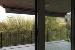 Природа террасы с видом квартиры с красными внешними стенами стоковое фото rf Природа террасы с видом квартиры с красными внешними стенами стоковое фото rf