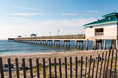 Пристань рыбной ловли пляжа Buckroe в Hampton, Вирджинии стоковое изображение rf Пристань рыбной ловли пляжа Buckroe в Hampton, Вирджинии стоковое изображение rf