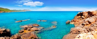 пристаньте pou к берегу marti lleo острова ibiza en des канала d стоковое фото rf пристаньте pou к берегу marti lleo острова ibiza en des канала d стоковое фото rf