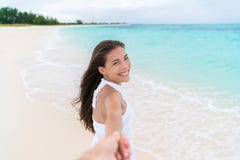Пристаньте женщину к берегу смотря парня держа руку на каникулах медового месяца стоковые изображения Пристаньте женщину к берегу смотря парня держа руку на каникулах медового месяца стоковые изображения