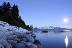 пристаньте сизоватое tahoe к берегу луны озера под зимой версии стоковая фотография rf пристаньте сизоватое tahoe к берегу луны озера под зимой версии стоковая фотография rf