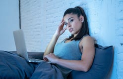 Пристрастившийся красивая женщина работая и беседуя на ее компьтер-книжке поздно на ноче смотря вымотанный стоковые фотографии rf Пристрастившийся красивая женщина работая и беседуя на ее компьтер-книжке поздно на ноче смотря вымотанный стоковые фотографии rf