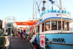 Причал рыболова на деревне Steveston в Ричмонде, ДО РОЖДЕСТВА ХРИСТОВА стоковое изображение rf Причал рыболова на деревне Steveston в Ричмонде, ДО РОЖДЕСТВА ХРИСТОВА стоковое изображение rf