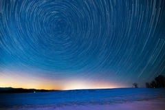 причиненная камерой звезда вращения s движения выдержки земли длинняя отставет стоковое изображение rf причиненная камерой звезда вращения s движения выдержки земли длинняя отставет стоковое изображение rf