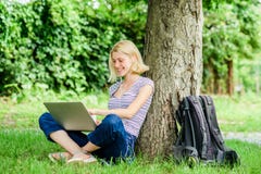 Причины почему вы должны принять ваше снаружи работы Время обеда ослабляет или перерыв на чашку кофе Природа необходима к благопо стоковое изображение Причины почему вы должны принять ваше снаружи работы Время обеда ослабляет или перерыв на чашку кофе Природа необходима к благопо стоковое изображение