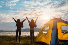 Приятельство лагеря молодых женщин отдыхая стоковые изображения Приятельство лагеря молодых женщин отдыхая стоковые изображения