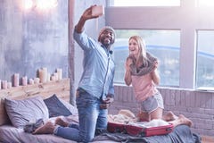 Приятные молодые международные пары наслаждаясь выходными дома стоковое фото rf Приятные молодые международные пары наслаждаясь выходными дома стоковое фото rf