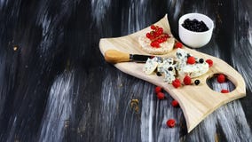 Пробовать сыр прессформы с плодоовощами и свежими полениками ягод, голубики на каменной предпосылке темной черноты стоковое изображение Пробовать сыр прессформы с плодоовощами и свежими полениками ягод, голубики на каменной предпосылке темной черноты стоковое изображение