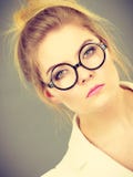Пробуренные сфокусированные eyeglasses учителя женщины коллежа нося Стоковая Фотография RF Пробуренные сфокусированные eyeglasses учителя женщины коллежа нося Стоковая Фотография RF