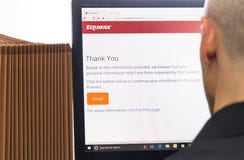 Проверка 9-ое сентября 2017 удара персональной информации Equifax стоковое фото rf Проверка 9-ое сентября 2017 удара персональной информации Equifax стоковое фото rf