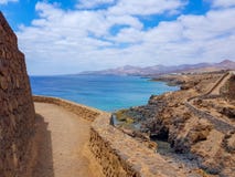 Прогулка вдоль Barranco del Quiquere между прибрежными городами Puerro del Кармен и Puerto Calero Лансароте, Испания стоковые изображения Прогулка вдоль Barranco del Quiquere между прибрежными городами Puerro del Кармен и Puerto Calero Лансароте, Испания стоковые изображения
