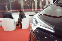 Продажа автомобиля, рыночное месте, продавец продавая автомобили на автосалоне стоковые фотографии rf Продажа автомобиля, рыночное месте, продавец продавая автомобили на автосалоне стоковые фотографии rf