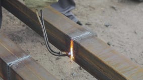 Продукты инструментального металла с резцом газа, работник режут профиль металла с резцом газа, режут конец-вверх металла Продукты инструментального металла с резцом газа, работник режут профиль металла с резцом газа, режут конец-вверх металла