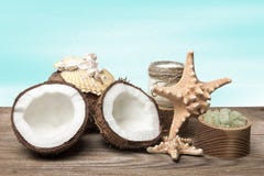 Продукты кокоса курорта и морские аксессуары на деревянных досках, на предпосылке бирюзы стоковая фотография Продукты кокоса курорта и морские аксессуары на деревянных досках, на предпосылке бирюзы стоковая фотография