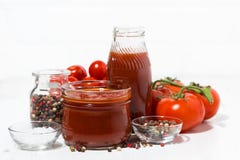 Продукты сделанные с свежим томатом - соусом, соком и приправами Стоковое Изображение Продукты сделанные с свежим томатом - соусом, соком и приправами Стоковое Изображение
