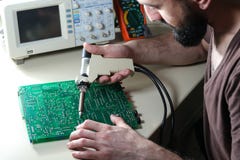 Проектируйте монтажную плату ремонта с электрическим высасывателем припоя вакуума Стоковые Фотографии RF Проектируйте монтажную плату ремонта с электрическим высасывателем припоя вакуума Стоковые Фотографии RF