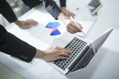 Проектируйте человека и женщины Азии обсуждая о плане здания для конструкции на месте работы, селективном фокусе стоковое изображение Проектируйте человека и женщины Азии обсуждая о плане здания для конструкции на месте работы, селективном фокусе стоковое изображение