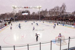Пролом Dinamo Рига льда зимы против Dinamo Минск стоковая фотография rf Пролом Dinamo Рига льда зимы против Dinamo Минск стоковая фотография rf