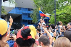 Промежуточный президент Хуан Guaido поставил протесты в Каракасе по мере того как столица боролась без силы стоковые изображения rf Промежуточный президент Хуан Guaido поставил протесты в Каракасе по мере того как столица боролась без силы стоковые изображения rf
