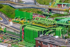 Промышленная зона хранения минеральных масел с красочными трубами Промышленная зона хранения минеральных масел с красочными трубами
