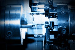 Промышленный сверлить CNC и сверлильная машина на работе стоковые фото Промышленный сверлить CNC и сверлильная машина на работе стоковые фото