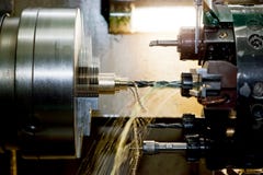 Промышленный сверлить CNC и сверлильная машина на работе стоковое фото rf Промышленный сверлить CNC и сверлильная машина на работе стоковое фото rf