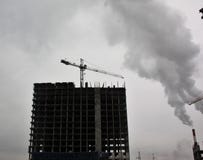 Промышленное здание высокого промышленного камина с дымом стоковое изображение rf Промышленное здание высокого промышленного камина с дымом стоковое изображение rf