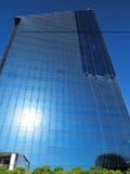 Промышленные альпинисты моют стеклянный фасад многоэтажного здания стоковая фотография Промышленные альпинисты моют стеклянный фасад многоэтажного здания стоковая фотография