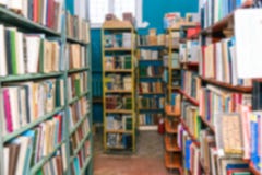 Пропуск комнаты библиотеки вдоль книжных полков Запачканные полки с книгами Продающ книги или получать знание в школе или стоковое фото Пропуск комнаты библиотеки вдоль книжных полков Запачканные полки с книгами Продающ книги или получать знание в школе или стоковое фото