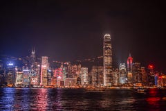 Просвещенный горизонт Гонконга от прогулки Tsim Sha Tsui ночью стоковые фото Просвещенный горизонт Гонконга от прогулки Tsim Sha Tsui ночью стоковые фото