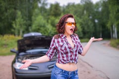 Просить молодой женщины кричащий помощь осуществляя что ее автомобиль сломал вниз стоковое фото rf Просить молодой женщины кричащий помощь осуществляя что ее автомобиль сломал вниз стоковое фото rf