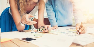 Просторная квартира офиса процесса работы команды сотрудников современная Главные бухгалтеры производят творческий проект идеи Мо стоковые изображения rf Просторная квартира офиса процесса работы команды сотрудников современная Главные бухгалтеры производят творческий проект идеи Мо стоковые изображения rf