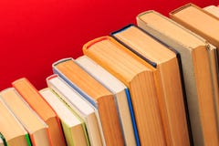 Простые состав книг hardback, сырцовый книг на деревянной таблице палубы и красной предпосылке - изображении стоковое фото Простые состав книг hardback, сырцовый книг на деревянной таблице палубы и красной предпосылке - изображении стоковое фото