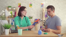Протезный доктор говорит человека о протезных insoles акции видеоматериалы Протезный доктор говорит человека о протезных insoles акции видеоматериалы