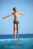 против мальчика около подростка моря бассеина стоящего стоковые фотографии rf против мальчика около подростка моря бассеина стоящего стоковые фотографии rf