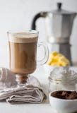 Противопульный кофе Ketogenic coffe диеты keto смешало с кокосовым маслом и маслом Чашка противопульного кофе и Стоковые Изображения RF Противопульный кофе Ketogenic coffe диеты keto смешало с кокосовым маслом и маслом Чашка противопульного кофе и Стоковые Изображения RF