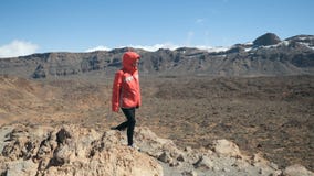 Протягиванные оружия женщины наблюдают огромным кратером вулкана Teide в Тенерифе, Канарских островах, Испании сток-видео Протягиванные оружия женщины наблюдают огромным кратером вулкана Teide в Тенерифе, Канарских островах, Испании сток-видео