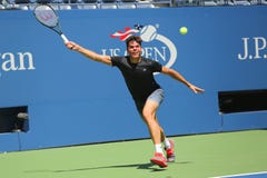 Профессиональные Milos Raonic теннисиста практик Канады для США раскрывают 2015 стоковые изображения rf Профессиональные Milos Raonic теннисиста практик Канады для США раскрывают 2015 стоковые изображения rf