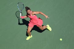 Профессиональный теннисист Сара Errani Италии в действии во время ее круглой спички 4 на США раскрывает 2015 стоковое изображение rf Профессиональный теннисист Сара Errani Италии в действии во время ее круглой спички 4 на США раскрывает 2015 стоковое изображение rf