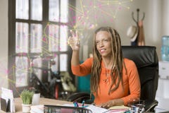 Профессиональная женщина используя изощренную футуристическую сеть Grap стоковое фото rf Профессиональная женщина используя изощренную футуристическую сеть Grap стоковое фото rf