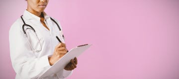 профессиональная медсестра нося розовое сочинительство ленты на блокноте стоковая фотография профессиональная медсестра нося розовое сочинительство ленты на блокноте стоковая фотография